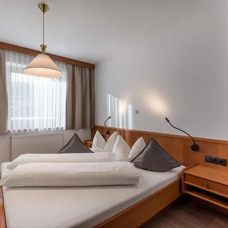 德尼斯公寓酒店 *