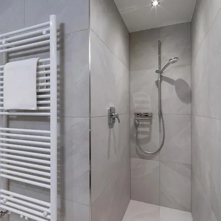 德尼斯公寓酒店