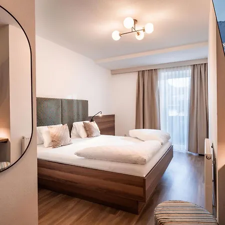 德尼斯公寓酒店 *